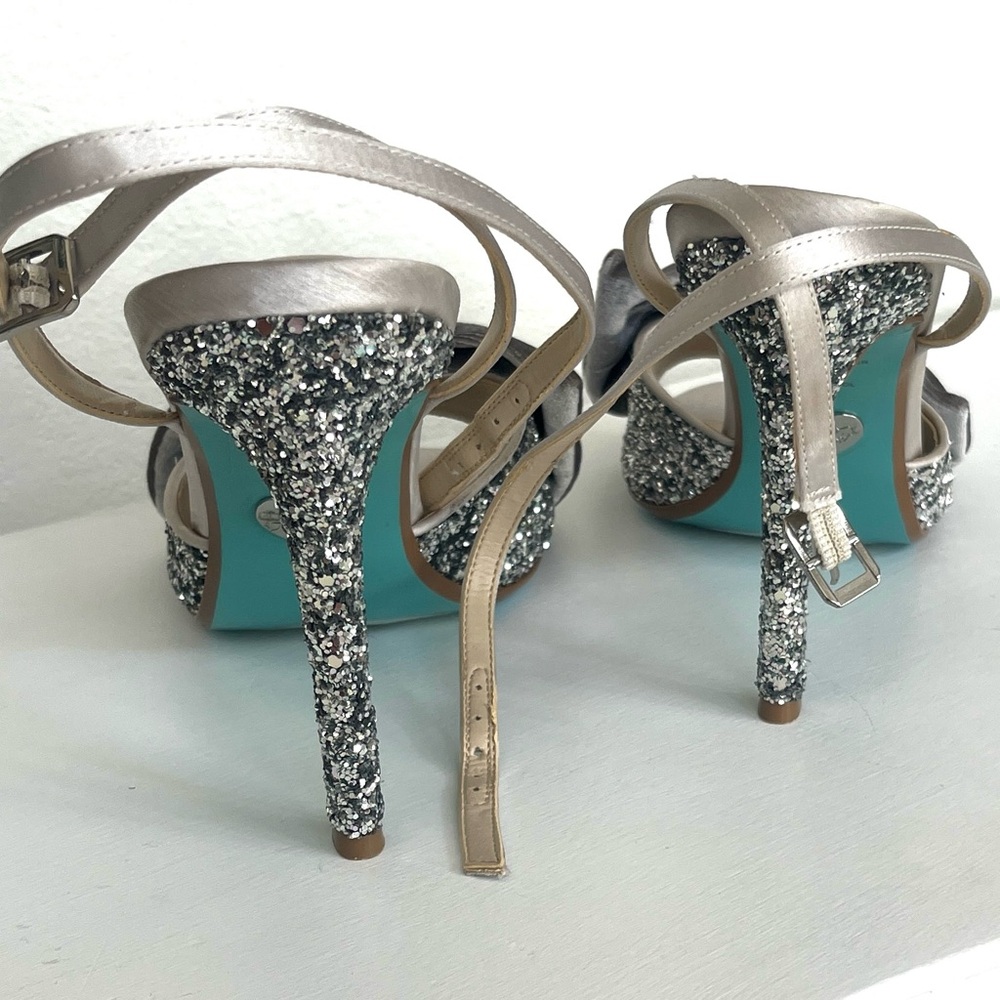 Betsey Johnson Silver Glitter Rhinestone Bow Slingback Stiletto Heels Size 9.5
